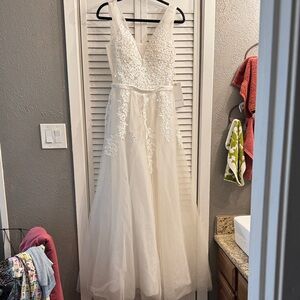 BABYONLINE Elegant White Wedding Gown